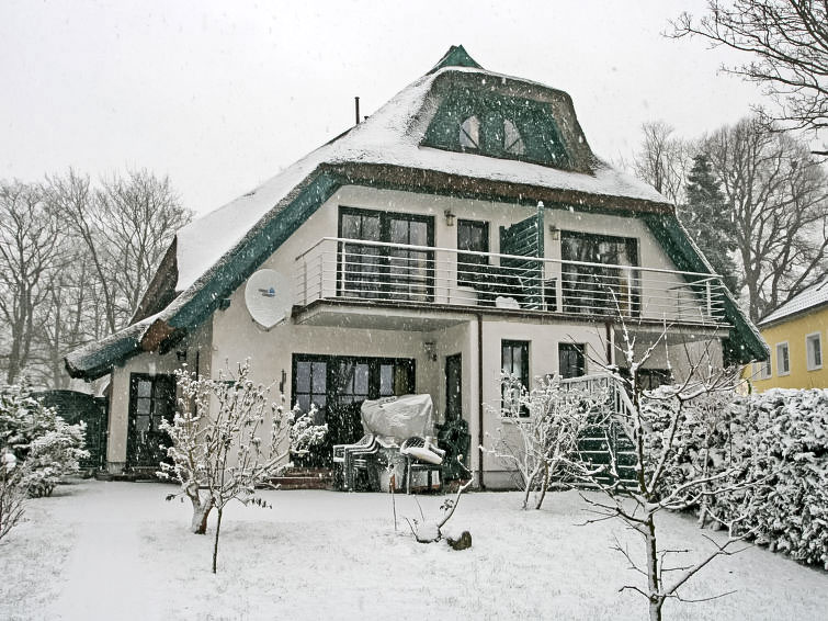 Foto van exterieur van Vakantiehuis Groß Zickerin de winter Foto van exterieur van Vakantiehuis Groß Zickerin de winter