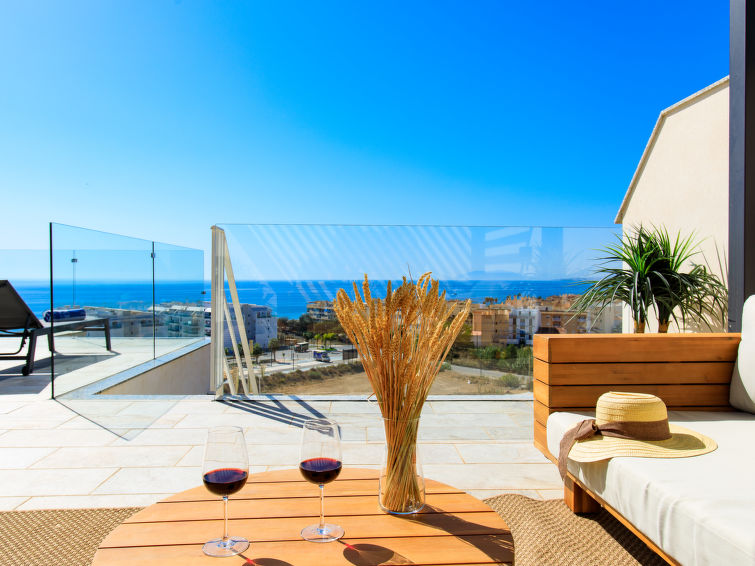Ruim Appartement met Uitzicht op Zee en Dakterras in Torrox ... | Out! Vakantiehuizen
