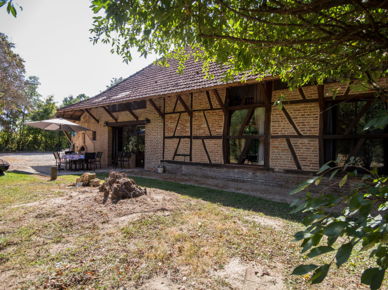 Foto van exterieur van Vakantiehuis La Chapelle-Saint-Sauveur