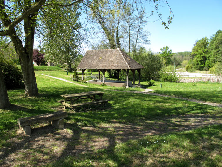 Foto van omgeving van Vakantiehuis La Chapelle-Saint-Sauveur