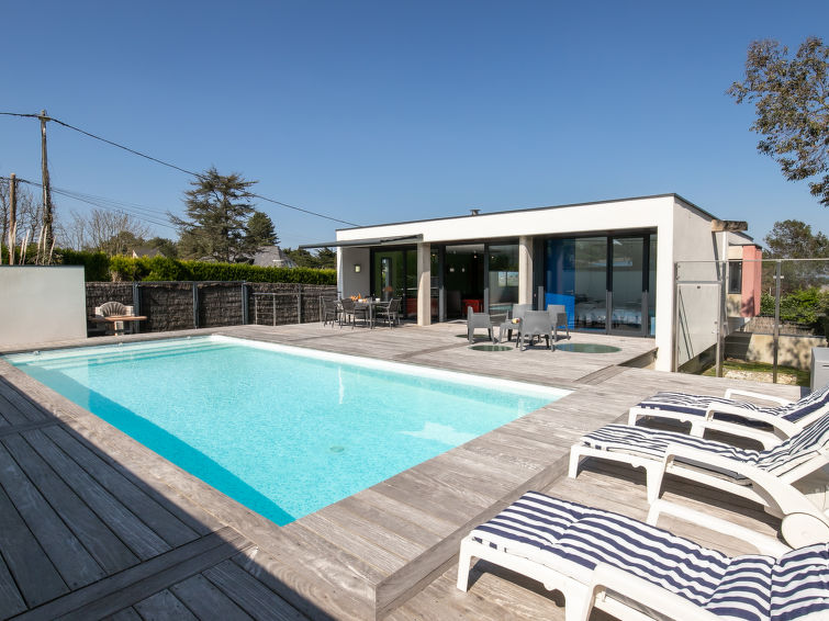 Prachtige Vakantiewoning Villa de la Baie aan de Kust van Br... | Out! Vakantiehuizen
