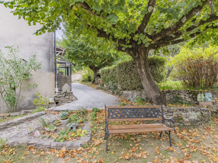 Foto van exterieur van Vakantiehuis La Begude de Mazencin de winter