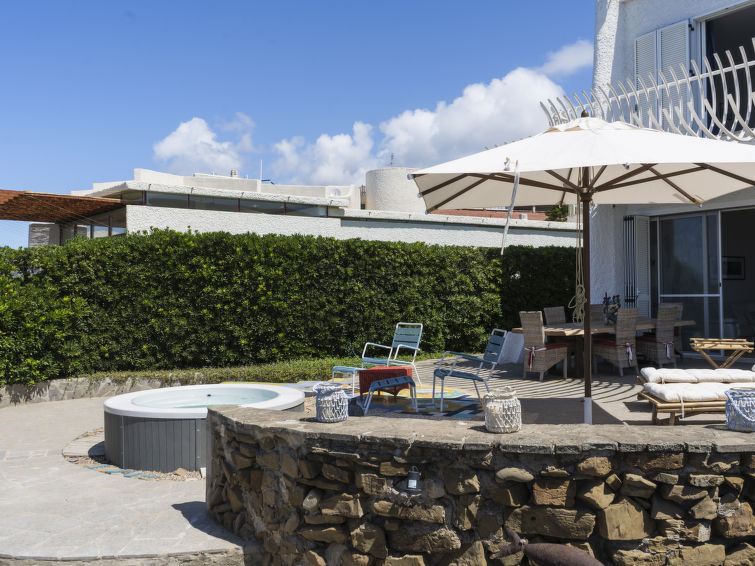 Foto van exterieur van Vakantiehuis Santa Marinellain de winter