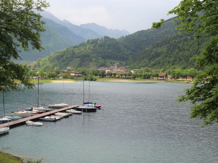 Foto van omgeving van Vakantiehuis Lago di Ledro