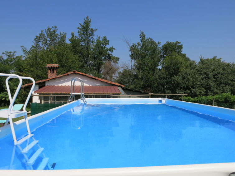 Foto van exterieur van Vakantiehuis San Damiano d'Astiin de winter