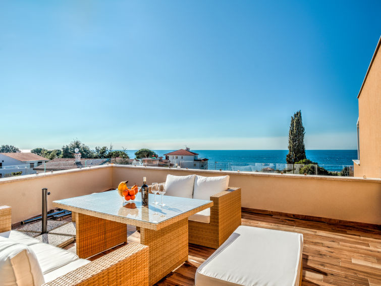 Ontsnap naar het Comfort van Penthouse Appartement Karmen in... | Out! Vakantiehuizen