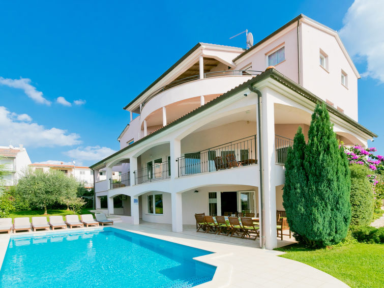 Ruime en Comfortabele Villa Carmen met Uitzicht op Zee in Is... | Out! Vakantiehuizen