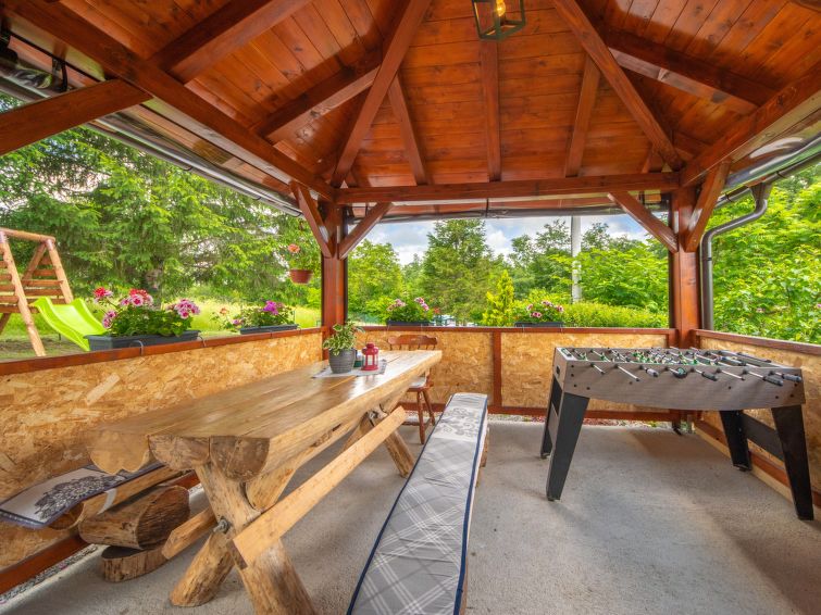 Foto van exterieur van Vakantiehuis Ogulinin de winter