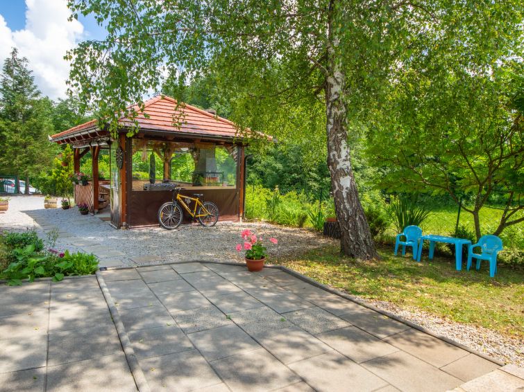 Foto van exterieur van Vakantiehuis Ogulinin de winter