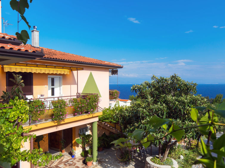 Ontspan in Appartement Sandalj: Uw Uitvalsbasis aan de Kust ... | Out! Vakantiehuizen