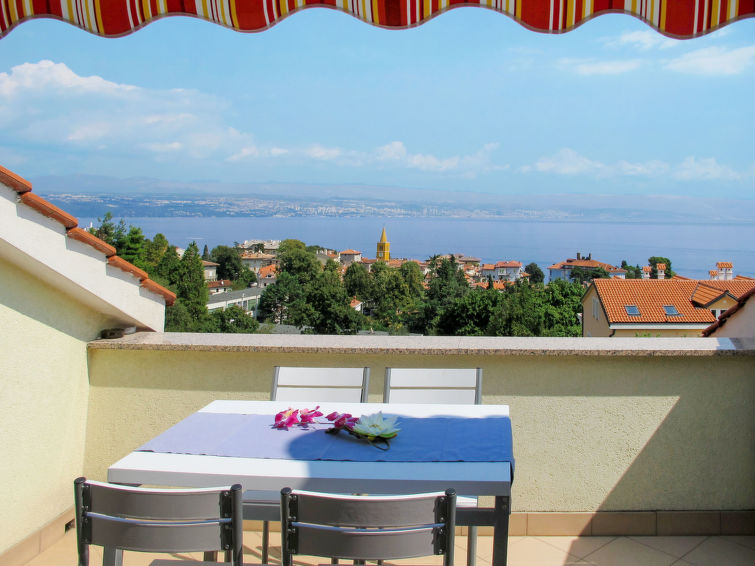 Ontspan in Appartement Teodora met Uitzicht op Zee in Lovran | Out! Vakantiehuizen