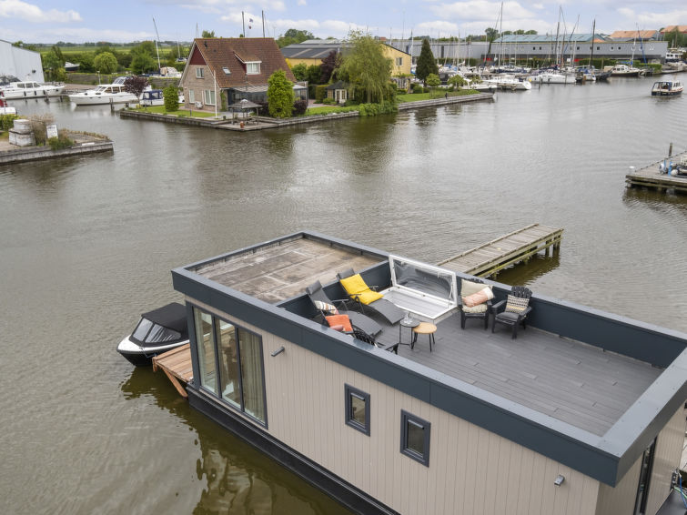Ontspan in Luxe: Harboursuite 2 met Motorboot in Woudsend | Out! Vakantiehuizen