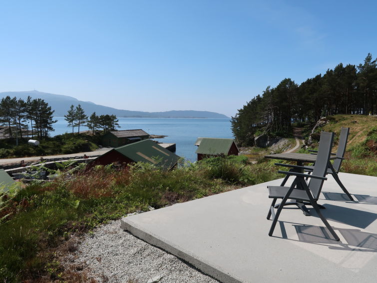 Foto van exterieur van Vakantiehuis Leirvikin de winter Foto van exterieur van Vakantiehuis Leirvikin de winter