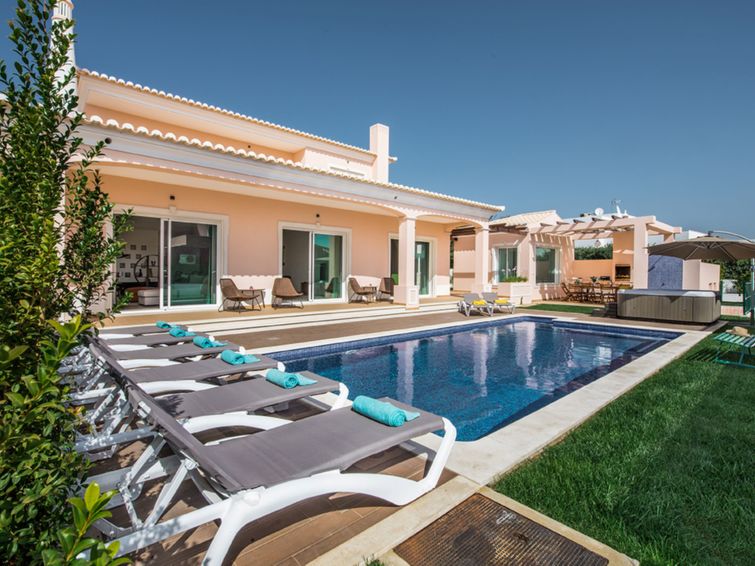 Ontdek Luxe en Comfort in Villa V7 Bastos, Albufeira | Out! Vakantiehuizen