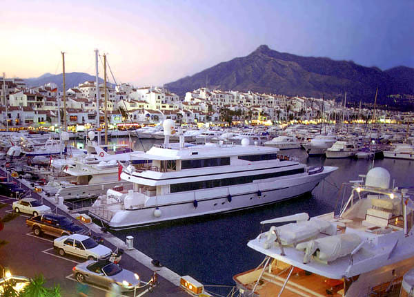 Luxueuze jachten in de Puerto Banus haven in Marbella