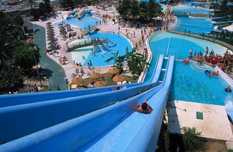 Torenhoge glijbanen in het Waterpark Acuatico in Mijas