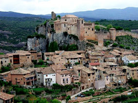 Het dorpje Alquezar met het kasteel op de heuvel