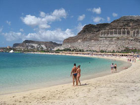 Magnifiek blauw water bij Playa Amadores op Gran Canaria