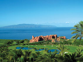 Bergen en zee op de achtergrond op golfbaan Abama golf in Tenerife