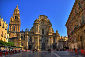 Het gezellige Plaza de Belluga in de stad Murcia