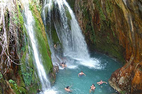 Waterval en natuurlijk zwembad bij Callosa d'Ensarria 