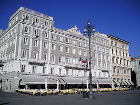 Het beroemde Caff degli Specchi in het Palazzo Stratti in Trist