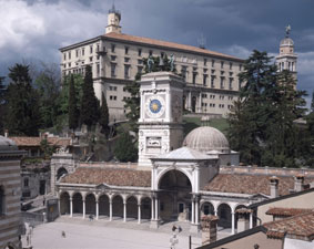 Het Loggia di San Giovanni met daarachter het
Kasteel in Udine
