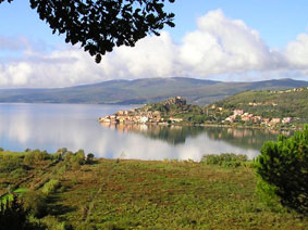 Het meer Lago di Bracciano