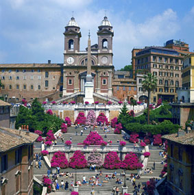 De met bloemen versierde Spaanse trappen in Rome