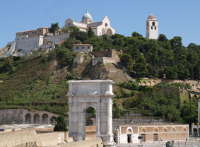 De Triomfboog met daarboven de Kathedraal in
Ancona