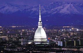 De verlichte Mole Antonelliana in Turijn