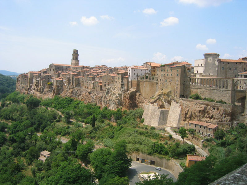 Het uit tufsteen opgetrokken stadje Pitigliano