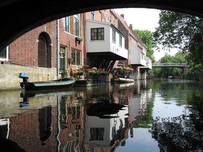 Kanovaren onder de hangende keukens van Appingedam